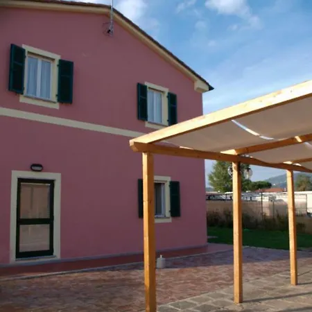Agriturismo Alle Serre 农家乐 萨尔扎纳